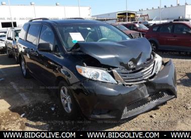 2011-toyota-sienna-le-sport-van